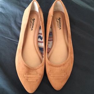 Beige flat shoes